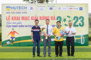Đại diện Ban giám hiệu HUTECH tặng hoa cảm ơn cho đơn vị tổ chức.