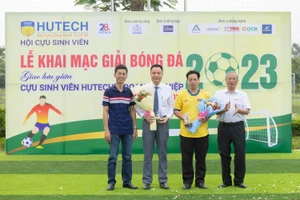 Đại diện Ban giám hiệu HUTECH tặng hoa cảm ơn cho đơn vị tổ chức.