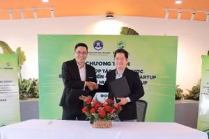 Đại diện hai bên ký kết hợp tác.