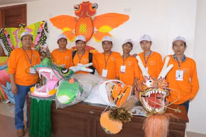 Các thành viên CLB Diều Huế tham gia trình diễn diều.
