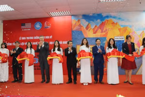 Các đại biểu cắt băng khai trương Không gian Hoa kỳ tại Đại học Thái Nguyên
