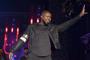 Nam ca sĩ Usher biểu diễn sôi nổi trên sân khấu.