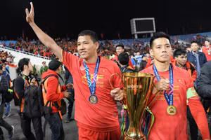 Văn Quyết (bên phải) ăn mừng chức vô địch AFF Cup 2018.