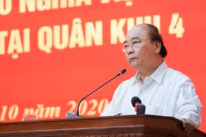 Thủ tướng gửi lời chia buồn và động viên tới các chiến sỹ Quân khu 4. Ảnh VGP/Quang Hiếu