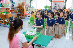 Trẻ em tại một số tỉnh thành cả nước đã quen với những giờ uống sữa học đường vui tươi và đầy bổ ích tại trường học