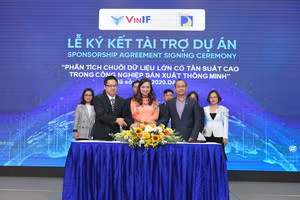 PGS. Tiến sĩ Phan Thị Hà Dương - Giám đốc điều hành Quỹ Đổi mới sáng tạo Vingroup, thuộc Viện Nghiên cứu Dữ liệu lớn VinBigdata, Tập đoàn Vingroup ký kết tài trợ cho các dự án nghiên cứu khoa học.