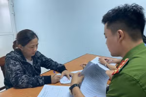 Đối tượng Ngô Thị Cúc Hoa tại cơ quan công an. Ảnh: Công an. 