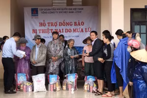 Đoàn Công đoàn PV GAS tới cứu trợ ở 4 xã của Thừa Thiên - Huế