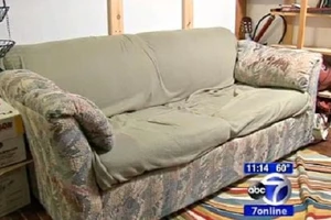 Chiếc ghế sofa cũ được nhóm sinh viên mua với giá 20 USD. Eyewitness News/ABC.