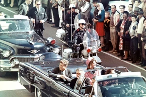 Tổng thống Kennedy và Jackie Kennedy (hàng ghế sau) ít phút trước vụ ám sát.