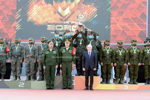 Đội tuyển xe tăng Việt Nam nâng cúp vô địch Bảng 2 Tank Biathlon tại Army Games. Ảnh: QĐND.