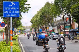 Biển cảnh báo ghi hình phạt nguội qua camera trên đường Điện Biên Phủ, quận Bình Thạnh, hồi tháng 10. Ảnh: Gia Minh.