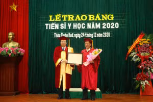 GS.TS Nguyễn Vũ Quốc Huy, Hiệu trưởng Trường ĐH Y Dược Huế trao bằng cho các tân tiến sĩ