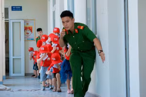 Hướng dẫn trẻ cách thoát hiểm khi có cháy.
