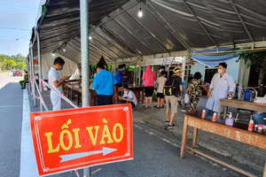 Lối đi để người dân vào khai báo y tế.