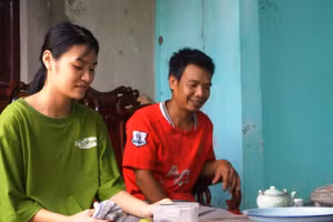 Nữ sinh Đoàn Thị Nhung dự định sẽ bỏ ước mơ ngành y, để theo học một trường khác vì gia cảnh khó khăn.