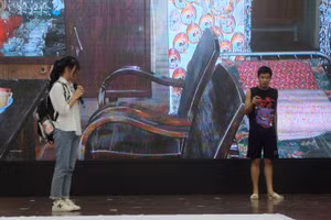 Phần thi chào hỏi của các đội.