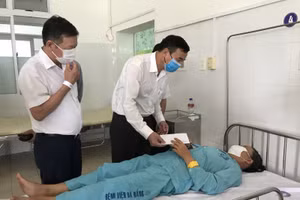 Ông Lê Trung Chinh – Phó Chủ tịch UBND TP Đà Nẵng thăm hỏi các nạn nhân trong vụ tai nạn.