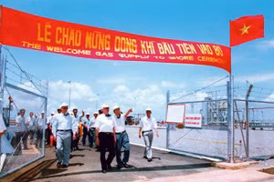 Hình ảnh Thủ tướng Võ Văn Kiệt tham dự Lễ đón Dòng khí đầu tiên vào bờ năm 1995