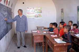 Một GV cao tuổi đang đứng lớp.