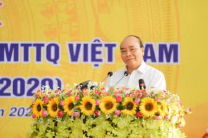 Thủ tướng Nguyễn Xuân Phúc dự Ngày hội đại đoàn kết dân tộc tại thôn Phù Liễn, xã Hồng Phong, huyện Nam Sách, tỉnh Hải Dương. Ảnh: VGP/Quang Hiếu