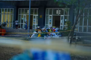 Những khu vực bệnh nhân đi qua và những địa điểm xuất hiện ca nghi nhiễm đang được phong tỏa để ngăn chặn nguy cơ phát tán dịch (ảnh: Phạm Nguyễn).