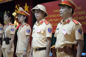 Một số mẫu trang phục cải tiến của cảnh sát giao thông. Ảnh: Minh Hải