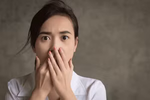 Chị dâu tương lai vừa tháo khẩu trang ra, tôi sửng sốt không nói nên lời