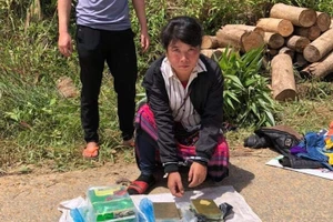 Cơ quan chức năng triệt phá vụ vận chuyển, mua bán bánh heroin và 2,2kg ma túy đá cùng một số tang vật liên quan.