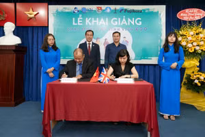 Đại diện ICAEW và trường ĐH Bách Khoa TP HCM ký kết biên bản hợp tác, dưới sự chứng kiến của thầy Phó Hiệu trưởng Nguyễn Danh Thảo.