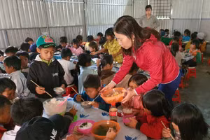 Suốt 20 năm qua, cô Vân luôn hết lòng vì học trò vùng khó.