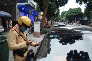 Trước khi tiến hành dán thông báo phạt nguội cảnh sát giao thông quay lại hiện trạng phương tiện. 