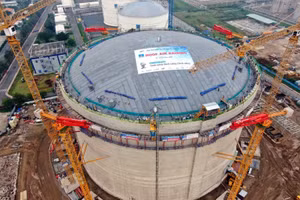 PV GAS hoàn thiện thi công và nâng mái bồn chứa của kho LNG Thị Vải