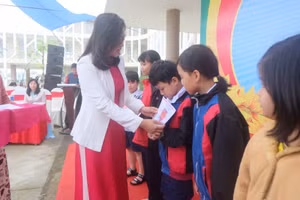 Trao học bổng “San sẻ yêu thương” cho các em học sinh.