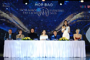 Ban tổ chức tại buổi họp báo về cuộc thi Hoa khôi du lịch năm 2021.