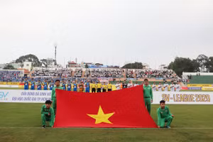 Nghi thức chào cờ trước trận đấu.