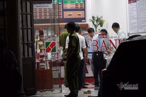 Công an làm việc bên trong ngân hàng bị cướp