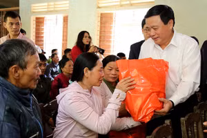 Đồng chí Nguyễn Xuân Thắng, Bí thư Trung ương Đảng, Giám đốc Học viện Chính trị quốc gia Hồ Chí Minh thăm hỏi và tặng quà đồng bào miền Trung.