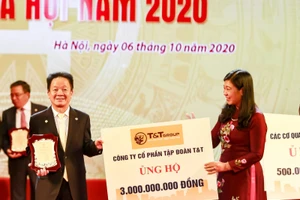 Chủ tịch HĐQT kiêm TGĐ Tập đoàn T&T Group - Ông Đỗ Quang Hiển (bên trái) trao ủng hộ Quỹ Vì người nghèo của thành phố Hà Nội