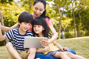 Luôn quan tâm sát sao trong thời gian con sử dụng mạng xã hội cũng như thường xuyên tâm sự, trò chuyện với con sẽ giúp tránh được những tổn thương vô hình mà con có thể gặp phải. (Ảnh minh họa)