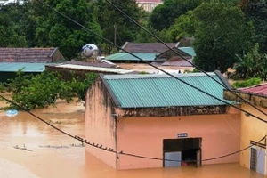 Mưa lớn, nhiều nhà dân bị nhấn chìm trong biển nước.