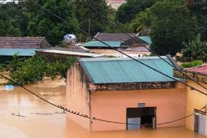 Mưa lớn, nhiều nhà dân bị nhấn chìm trong biển nước.