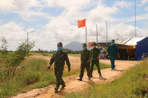 Các chiến sỹ tổ công tác phòng chống dịch COVID-19 tuần tra, kiểm soát biên giới. Ảnh minh họa: TTXVN