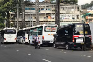 Xe đậu dưới lòng đường Hùng Vương, quận 5 chờ đón khách về các tỉnh