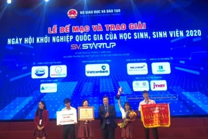 Thứ trưởng Bộ GD&ĐT Nguyễn Hữu Độ trao giải Nhất cho dự án “Sản xuất và kinh doanh ống hút từ hạt bơ” của nhóm các học sinh đến từ trường TH, THCS và THPT Hoàng Việt, tỉnh Đắk Lắk