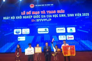 Thứ trưởng Bộ GD&ĐT Nguyễn Hữu Độ trao giải Nhất cho dự án “Sản xuất và kinh doanh ống hút từ hạt bơ” của nhóm các học sinh đến từ trường TH, THCS và THPT Hoàng Việt, tỉnh Đắk Lắk