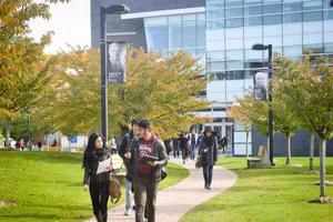 Covid-19 đã làm lung lay các trường đại học, ngăn chặn dòng nhân tài toàn cầu, gây ra các cuộc khủng hoảng tài chính. (Ảnh: Utoronto)