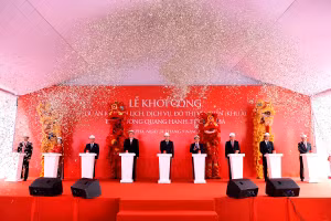 Các đại biểu bấm nút khởi công Khu A - Dự án khu du lịch, dịch vụ, đô thị ven biển Quang Hanh, TP Cẩm Phả, Quảng Ninh.