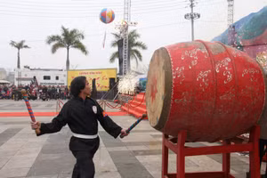 Võ sư Nguyễn Trường Sinh khai trống trong lễ hội Yên Thế.