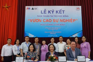 Ông Bruno Jousselin - Tổng giám đốc điều hành MM Mega Market Việt Nam (ngoài cùng bên phải) và bà Trần Kim Nga - Giám đốc đối ngoại MM Mega Market Việt Nam (ngồi giữa) tại lễ ký kết với trường Cao đẳng Thương Mại và Du lịch Hà Nội.